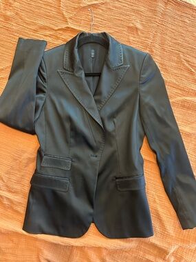 Women’s Tahari Classic Black Blazer - Elegant Tailored Style